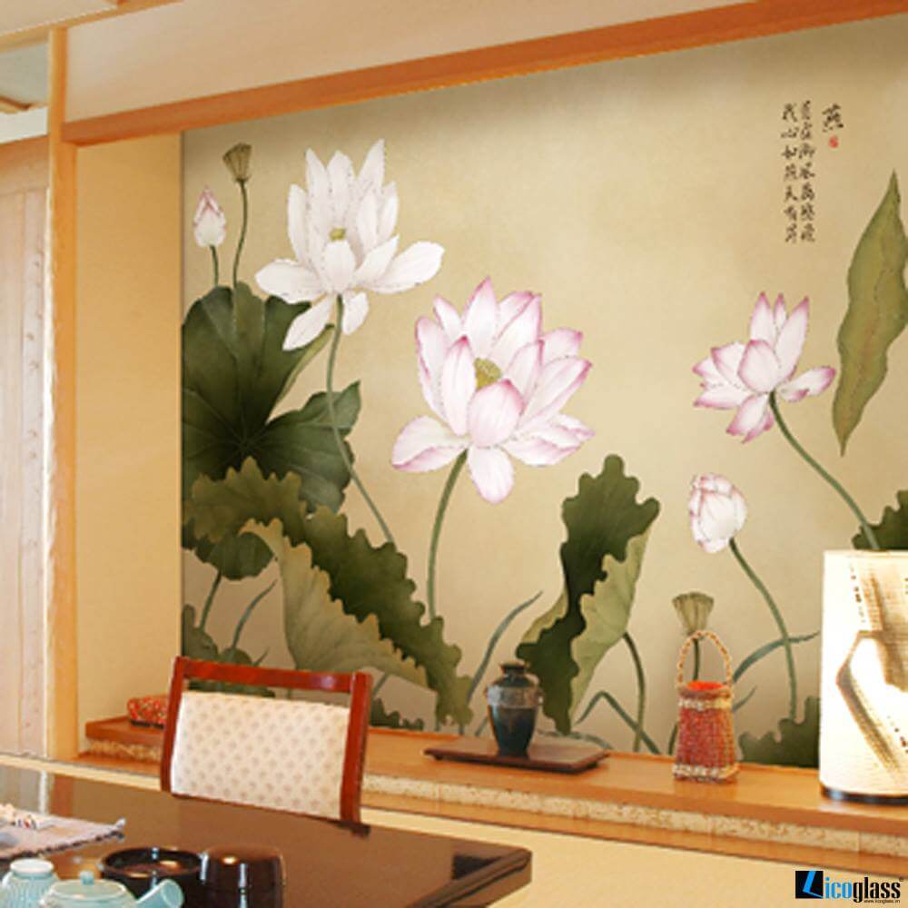 Mẫu tranh kính ốp tường in 3D hoa sen, vừa mang lại vẻ đẹp bình dị, mộc mạc mà thanh cao cho không gian làm việc của gia chủ vừa mang ý nghĩa phong thủy sâu sắc tranh kính