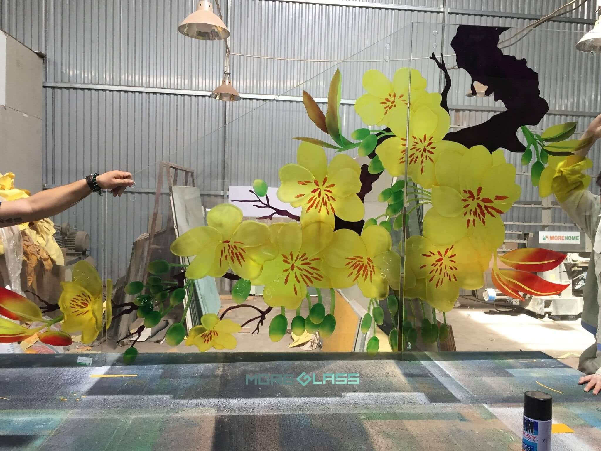 Thi công tranh kính điêu khắc hoa mai, biểu tượng của mùa xuân, của sự phú quý, phát tài phát lộc tranh kính