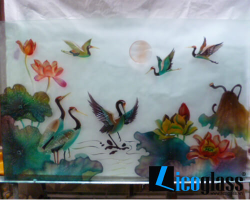 Mẫu tranh kính khắc hoa sen và chim hạc với ý nghĩa phong thủy mang lại may mắn tài lộc cho gia chủ tranh kính
