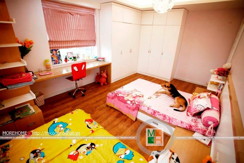 Phòng ngủ của bé gái được trang bị nội thất gỗ công nghiệp an toàn về mặt sức khỏe.