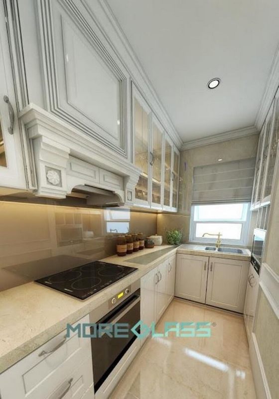 Thiết kế và thi công nội thất phòng bếp với diện tích nhỏ, tông trắng làm chủ đạo và kính ốp bếp màu be đậm MG-020 là điểm nhấn.