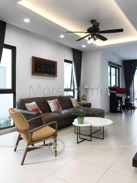 Gạch lát nền màu trắng kích thước 50x50 giúp không gian rộng mở hơn thực tế